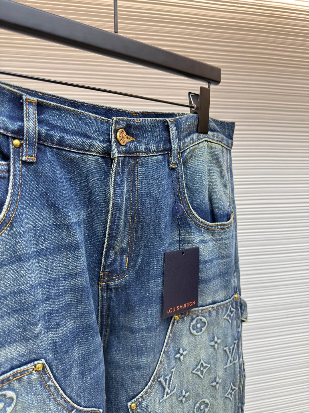 LOUIS VUITTON embossed work jeans ●Authentic product: purchased and developed by 13939 ●Item number: 1680239-B70 ●Material: denim fabric ●Technology: embossed embossed production ●Version: fitted version ●Weight: about 1060 grams ●Size: 28-30-32-34-36 ●Description: Integrating Monogram embossed pockets into a casual workwear silhouette, it can create a trendy look with the same style of overalls, or it can be mixed and matched with separate items to explore more fashion possibilities. Positioned panel splicing design, slightly distressed, washed blue, square nails with lettering under the left sleeve, decorative zipper, snap buttons at the front, standard cut version, casual style, suitable for both men and women. Original goods, washed casual jeans, imported original washed stretch fabric, comfortable and elastic, original hardware accessories decorated with logo, super correct fit, extremely high grade, high quality, fashionable and stylish upper body. The overall wiring is straight and delicate, the fabric is comfortable and soft, and the color is consistent without color difference. It can be matched with the same style to create a fashionable look and control various occasions. Customized accessories, complete with three standards, same style for men and women!